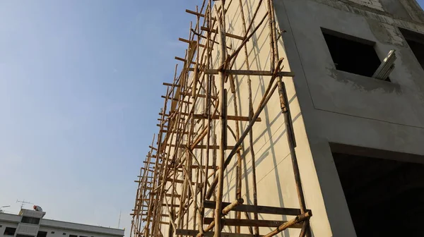 Andamios Madera Instalado Lado Del Edificio Reconstruido Sobre Fondo Cielo — Foto de Stock