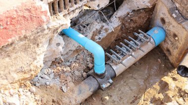 Tesisat kıskaçlarını tamir et. Kırık su borularını tamir etmek ya da arka planda fotokopi alanı ile su sızdırmak için gerekli ekipman. Seçici odak