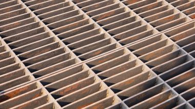 Pis rögar kapağı. Arka plan tasarımı için hijyenik kanalizasyon borularının gri metal ızgarası. Yakın odaklan ve konuyu seç..