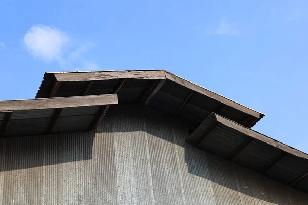 Eski Depo Çatısı Havalandırma Için Çinko Iki Katmanlı Çatısı Olan — Stok fotoğraf