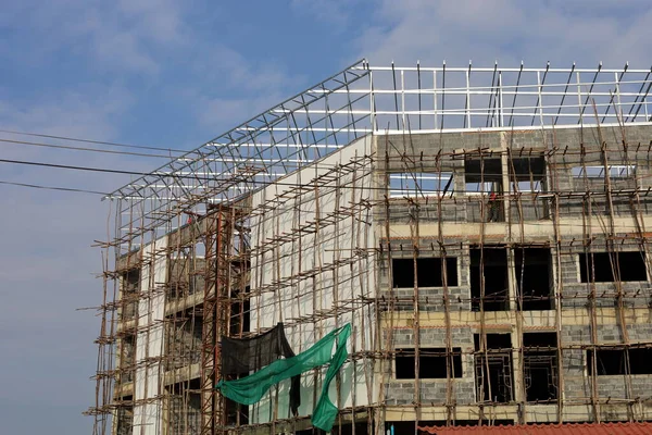 Andamio Madera Instalado Lado Del Edificio Nueva Construcción Sobre Fondo — Foto de Stock