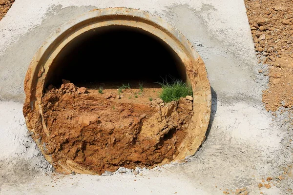 Verstopfter Alter Abwasserkanal Sediment Lagert Sich Betonrohren Zusammen Und Behindert — Stockfoto