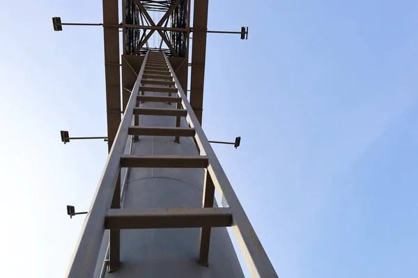 ビルボードのはしご 大きな看板の柱に金属製のはしご青空を背景に看板の柱の上の階段 選択的焦点 — ストック写真