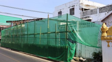 Eski evin yıkımına bariyer koyun. Yeşil çitler inşaat alanındaki tehlikelere karşı korur. Seçici odak