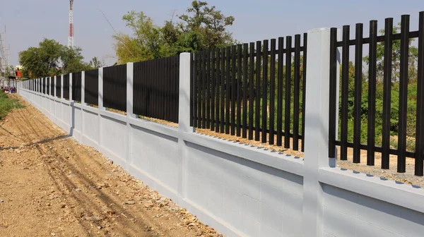 Cementblock Stängsel Med Metall Vita Cementblock Och Svart Stål Gallerstaket — Stockfoto