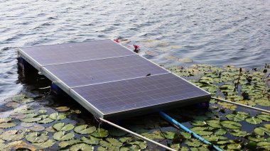 Yüzen güneş paneli. Kirli güneş paneli, pompayı beslemek için elektrik üretmek amacıyla gölette su yüzdürür. Evlerde ya da fotokopi alanı olan küçük işletmelerde kullanılır. Seçici odak