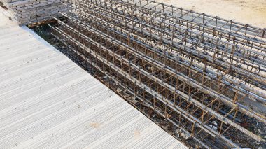 Bir yığın dökme demir kolon. Zemini güçlendirmek için güçlendirilmiş beton dökmek için çelik inşaat demiri ve fotokopi alanı ile çimento verandası. Seçici odak