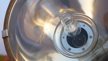 Halide ampulleri. Işık ya da Dar Işın için cam difüzörlü halojen lamba ya da halojen metal halit ampulün detayları. İçeriği seç ve odaklamayı kapat.