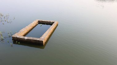 Balık havuzunda drenaj. Kanalizasyon sistemi su yüzeyinde betondan yapılmış. Güneş ışığı ve fotokopi alanı var. Bir konu seç ve dikkatle odaklan.