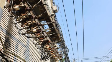 Birçok sigorta kirişin altında asılı. Beton kirişler ve transformatörlerin altına monte edilen kısa devre koruması için kullanılan eski ekipmanlar. Seçici odak