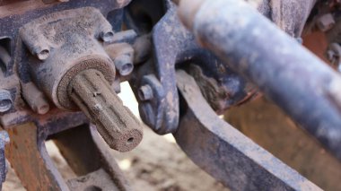 Eski traktör mili. Çalışan tozla kirlenmiş traktörün doğrudan iletimi için PTO şaftı. İçeriği seç ve daha yakın odaklan.