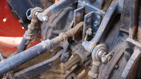 Traktör topları. Tozlu evrensel eklemi olan çelik bilye detayı. İçeriği seç ve daha yakın odaklan.