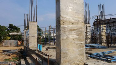 Plastik kaplı beton direkler. Nemini kontrol etmek ve önlemek için betonu temiz plastikle iyileştirmek betonun dayanıklılığı ve dayanıklılığı için gereken susuzluk reaksiyonunu tamamlar. Seçici odak