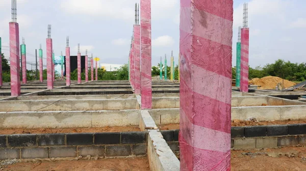 Пластиковые Обмотанные Бетонные Колонны Отверждения Бетона Розовым Пластиком Контроля Испарения — стоковое фото
