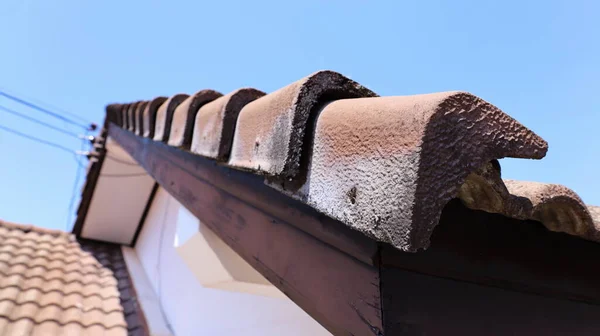 Verge Tiles Roof Old Brown Tiles Cover Side Roof Blue — Stock Photo, Image