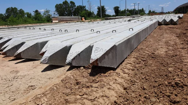 Förstärkta Betongpålar Marken Höghållfasta Förspända Betongpålar Snabbhärdande Cement Placeras Sida — Stockfoto