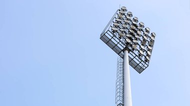 Kuledeki stadyum ışıkları. Gece futbol sahasının ışıklandırılması için açık gökyüzü arka planında fotokopi alanı ile büyük açık spot ışıkları.