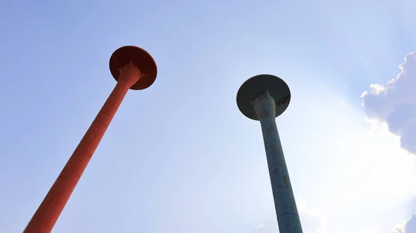 背の高い塔のデュアルウォータータンク 青い空を背景に 大規模な代理店やコミュニティでの消費者の使用のためのツイン金属水貯蔵タンク 選択的焦点 — ストック写真