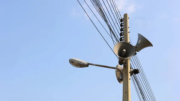 Hupen Und Lampen Masten Outdoor Übertragungssystem Auf Betonmasten Mit Elektrischen — Stockfoto