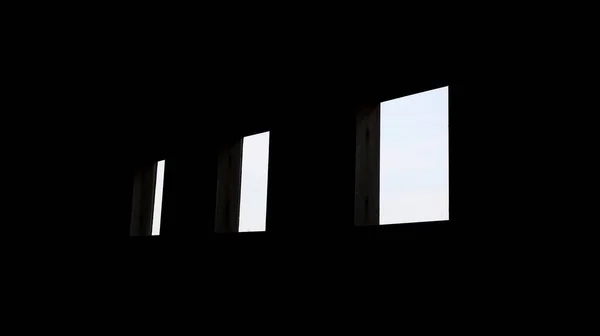 黒い壁に白い窓が開く 暗い壁に3つの空の正方形の窓枠 選択的焦点 — ストック写真