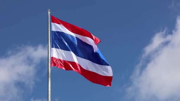 タイ国旗が風になびく タイの国のシンボルは 柔らかい白い雲と青い空の背景に美しく手を振る — ストック動画