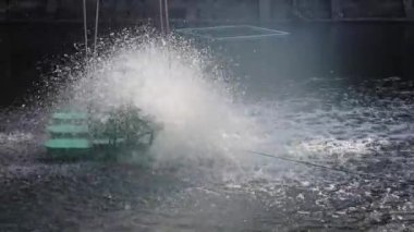 Surin, Tayland - 26 Haziran 2021: Asphalt Paving Machines yolda çalışıyor. Asfalt kapatıcılar, yağmur mevsiminde dışarıda yol döşeyen işçilerle birlikte çekicilerden asfalt alıyorlar..