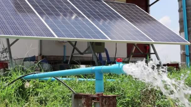 Agua Fluye Desde Tubo Pvc Agua Subterránea Plata Bombeada Por — Vídeo de stock