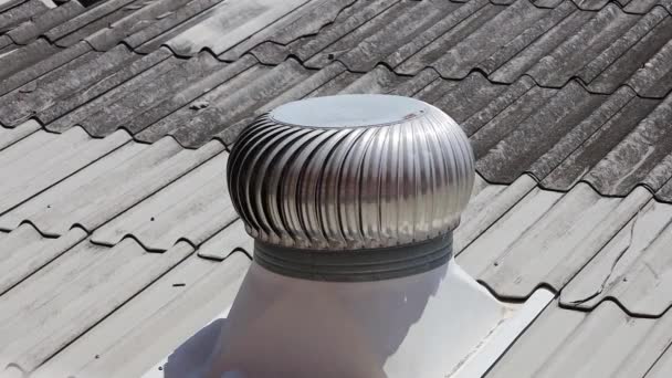 換気タービンは屋根の上を回転する タイル屋根の金属ボール人工呼吸器は 建物の温度を調節するために暑い日に急速に回転します — ストック動画