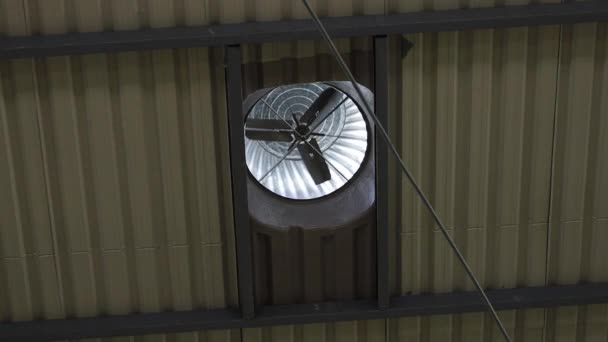 下のビューで屋根換気ファン 工場屋根の金属換気タービンまたは冷却および室内空気循環のための排気ファン — ストック動画