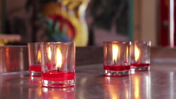 Lumânări Într Pahar Lumânări Roșii Sticlă Limpede Sunt Aprinse Pentru — Videoclip de stoc