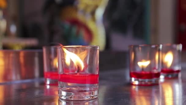 Lumânări Într Pahar Lumânări Roșii Sticlă Limpede Sunt Aprinse Pentru — Videoclip de stoc