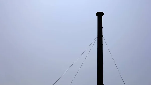 烟熏的烟囱轮廓 雨季的蓝天背景金属烟囱 有复制空间 选择重点 — 图库照片