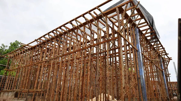 Muletas Para Construcción Edificios Edificio Progreso Construyó Utilizando Una Gran — Foto de Stock