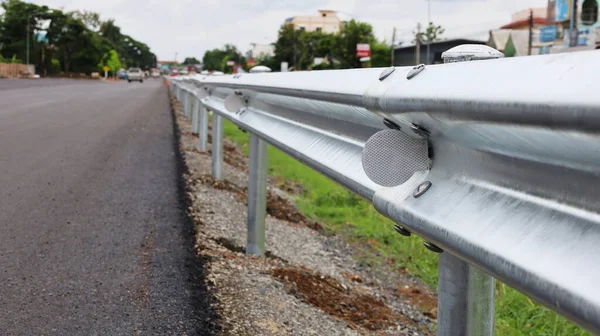 Réflecteur Sur Barrière Ferroviaire Panneau Réfléchissant Blanc Avec Balustrade Métal — Photo