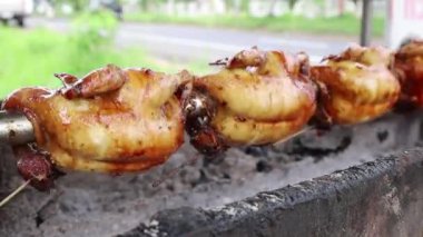 Fırında ızgara tavuk çevirmesi. Bütün tavuk şişleri ızgarada pişirirken ve mangal yaparken paslanmaz çelik bir şiş üzerine yerleştirilmiş..