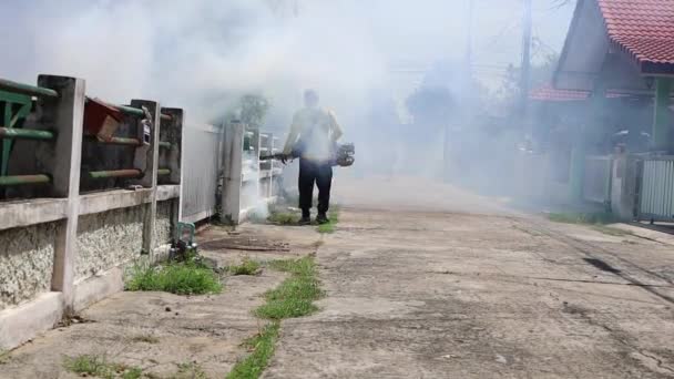 Surin Tailandia Junio 2021 Trabajadores Rociando Niebla Para Matar Mosquitos — Vídeo de stock