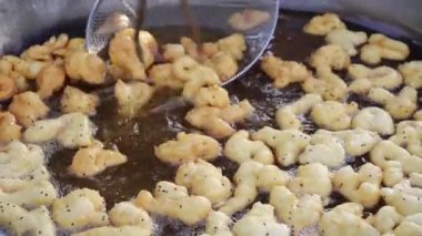 Kızgın yağda kızartılmış hamur çubukları. Tayland çörekleri - Patong Ko. You Tiao veya Youzhagou Çince 'de Taylandlıların ve Asyalıların sokak yemeklerinde kahvaltısıdır. Seçici odak