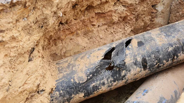 Vízvezeték Eltört Lyukban Fekete Műanyag Cső Hdpe Megrongálódott Vízelvezető Árok — Stock Fotó
