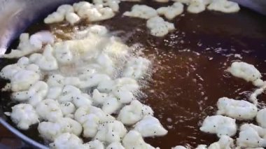 Kızgın yağda kızartılmış hamur çubukları. Tayland çörekleri - Patong Ko. You Tiao veya Youzhagou Çince 'de Taylandlıların ve Asyalıların sokak yemeklerinde kahvaltısıdır. Seçici odak