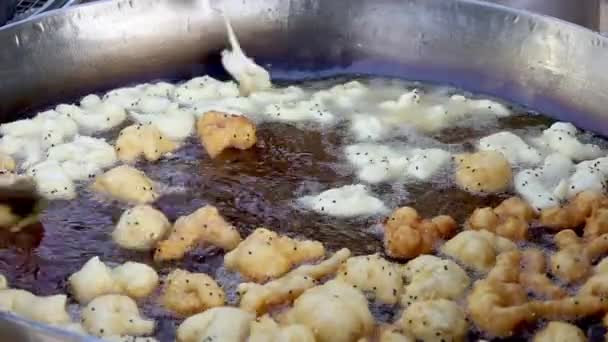 Masa Frita Pega Aceite Hirviendo Donuts Tailandeses Patong You Tiao — Vídeo de stock