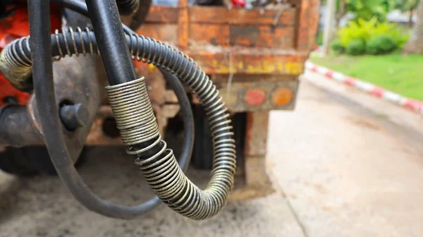 Hydrauliczna Cewka Ochronna Kabla Czarny Wąż Gumowy Zabezpieczony Starymi Brudnymi — Zdjęcie stockowe