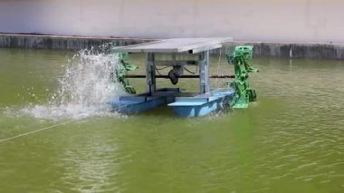 Güneş pili çarkı. Su türbinleri suya oksijen eklemek için beton kuyularda temiz enerji kullanır. Seçici odak