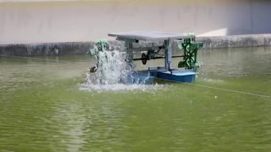Güneş pili çarkı. Su türbinleri suya oksijen eklemek için beton kuyularda temiz enerji kullanır. Seçici odak