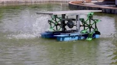 Güneş pili çarkı. Su türbinleri suya oksijen eklemek için beton kuyularda temiz enerji kullanır. Seçici odak