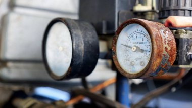 Eski gösterge. Hava göstergesinde uzun süredir kullanılan bir hava tankında kirli ve güvensiz bir çift pas var. Odaklan ve konuya yaklaş.