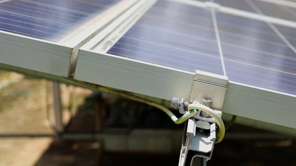 太阳能电池板上的地线 一个过电压或避雷针系统安装在户外太阳能电池板旁边 有一个复制空间 选择与主题接近的焦点 — 图库照片