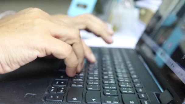 Tangan Wanita Asia Mengetik Keyboard Thailand Bekerja Dari Rumah Dengan — Stok Video