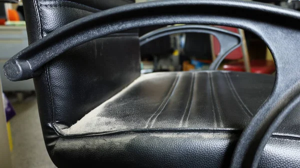 Kirli eski sandalyeyi kapat. Bakım eksikliğinden dolayı toz lekeli siyah sandalye. Seçici odak