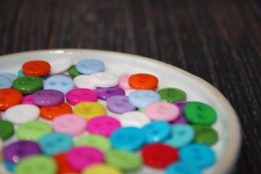 Kahverengi arkaplanda renkli düğme