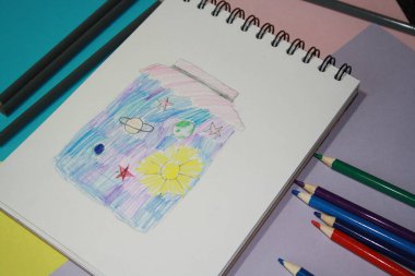 Defter boş, renkli kalemler. Kopyalama alanı olan arkaplan